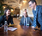 Der SVGW übergibt den Nationalratsmitgliedern eine Trinkflasche mit der Botschaft für einen besseren Ressourcenschutz. Fotos: Michael Würtenberg/Ex-Press/SVGW Der SVGW übergibt den Nationalratsmitgliedern eine Trinkflasche mit der Botschaft für einen besseren Ressourcenschutz. Fotos: Michael Würtenberg/Ex-Press/SVGW